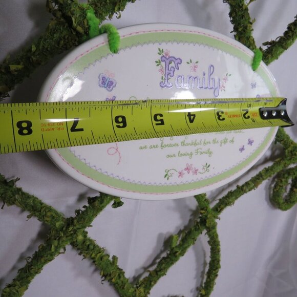 Green Botanical Wreath with "Family" Ceramic Plaque Faux Moss Thick Metal - Picture 10 of 12